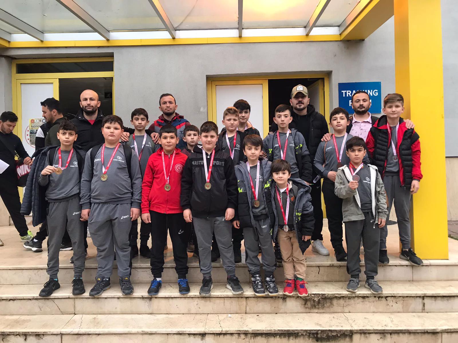ÇATALPINAR ORMEK’TE GÜREŞ EĞİTİMİ ALAN ÇOCUKLAR ELDE ETTİKLERİ BAŞARILARLA TÜRKİYE ŞAMPİYONASINA KATILACAK