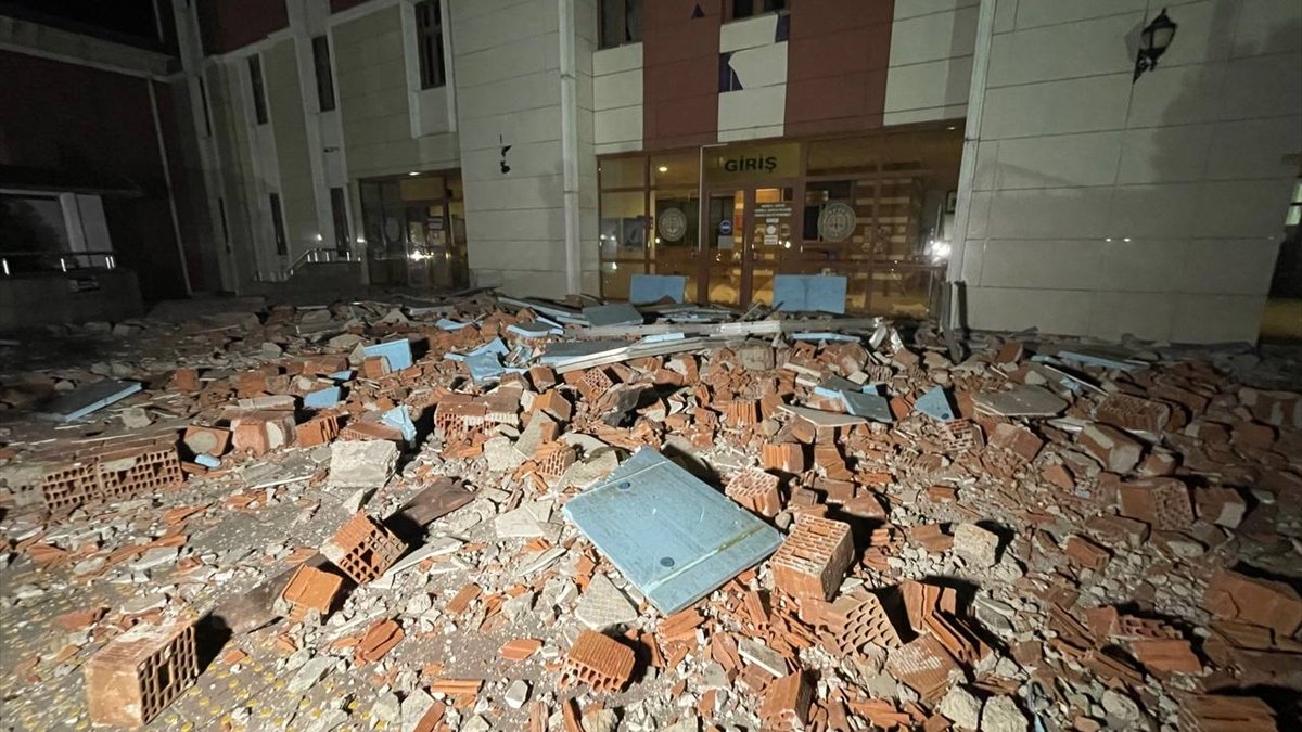 DÜZCE’DE 6.0 DEPREM! MEYDANA GELEN HASAR BÖYLE GÖRÜNTÜLENDİ