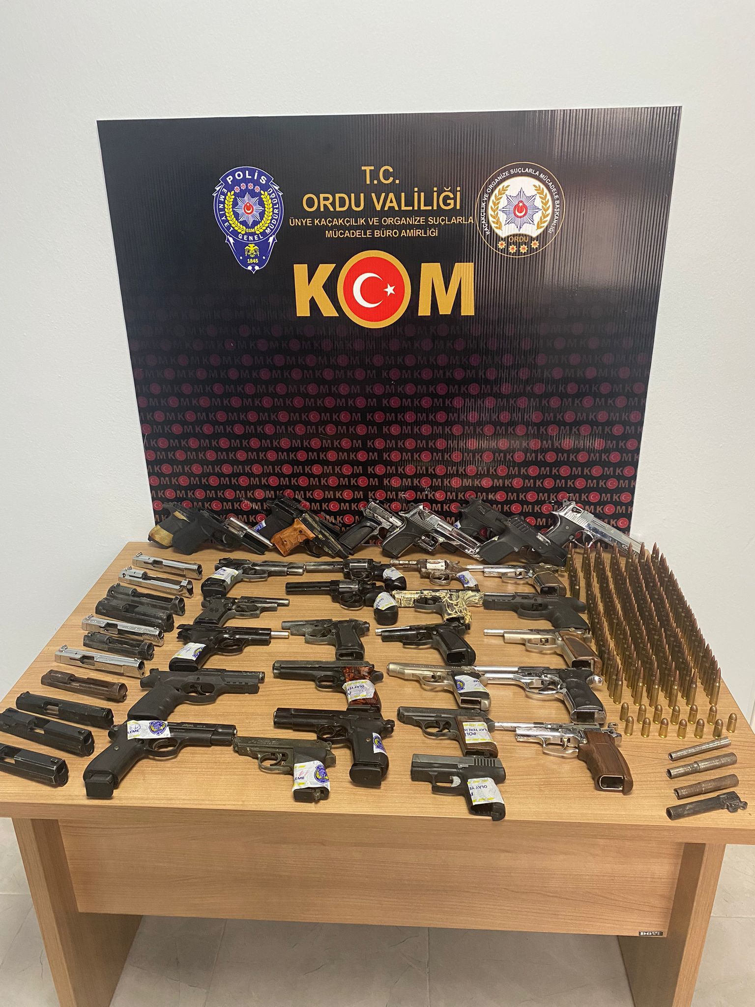 SİLAH KAÇAKÇISI 1 KİŞİ TUTUKLANDI