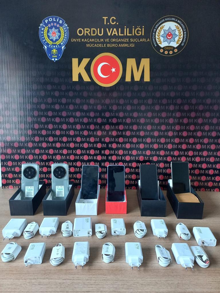 ÜNYE’DE ŞÜPHELİ KARGODAN KAÇAK MALZEMELER ÇIKTI