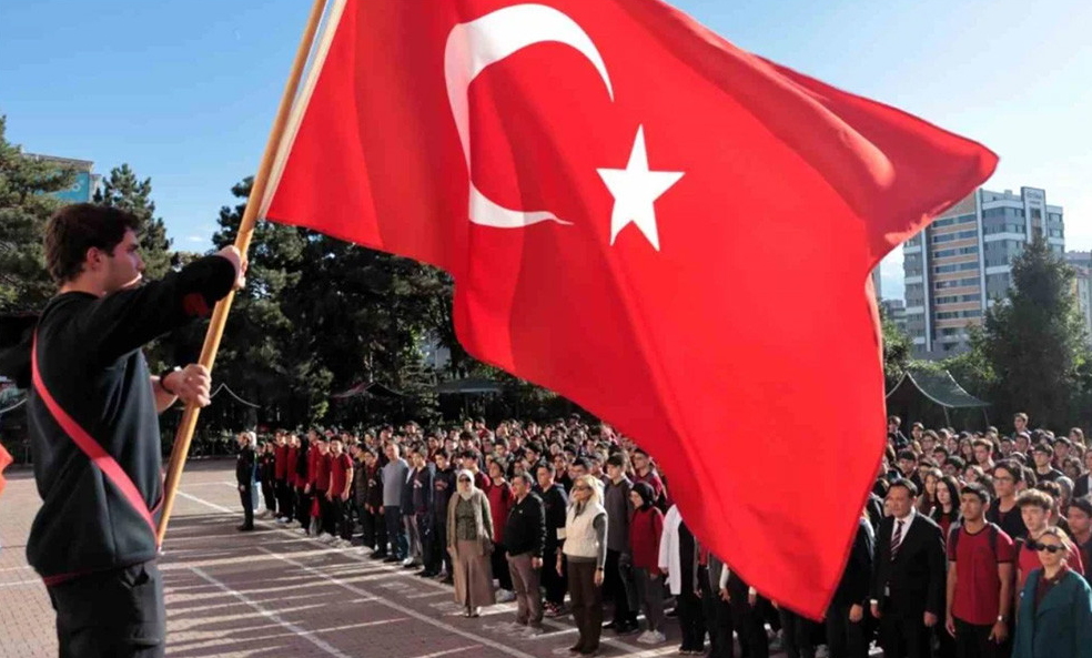 PAZARTESİ TÜM OKULLARDA ŞEHİTLERE SAYGI DURUŞU YAPILACAK