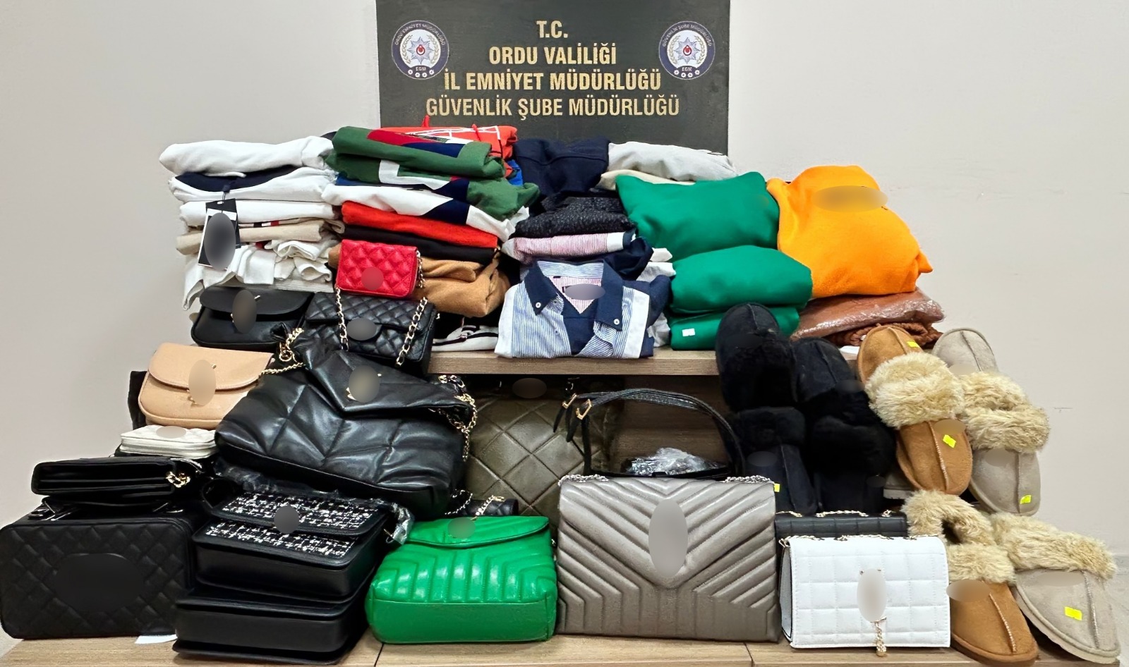 TAKLİT GİYİM MALZEMELERİNE EL KONULDU