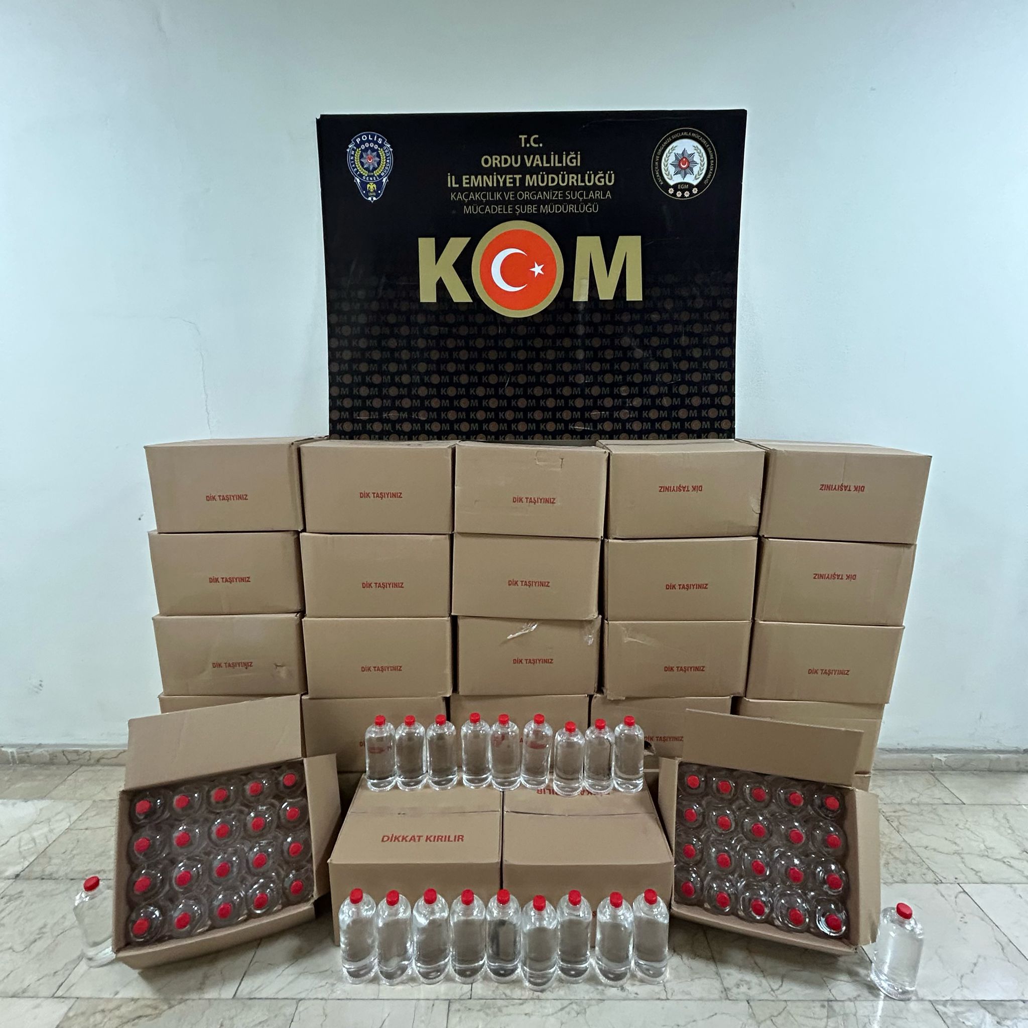 UYGULAMADAN KAÇAN ARABADAN 600 LİTRE KAÇAK ETİL ALKOL ÇIKTI