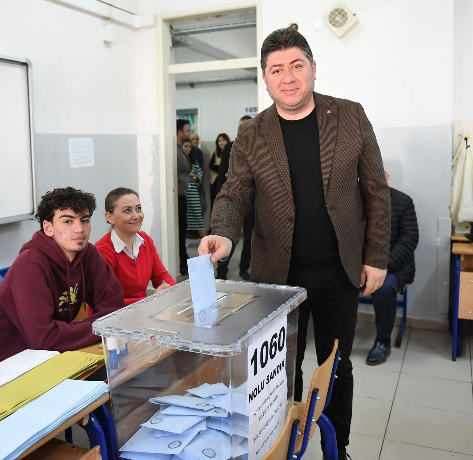 AŞKIN TÖREN OYUNU KULLANDI