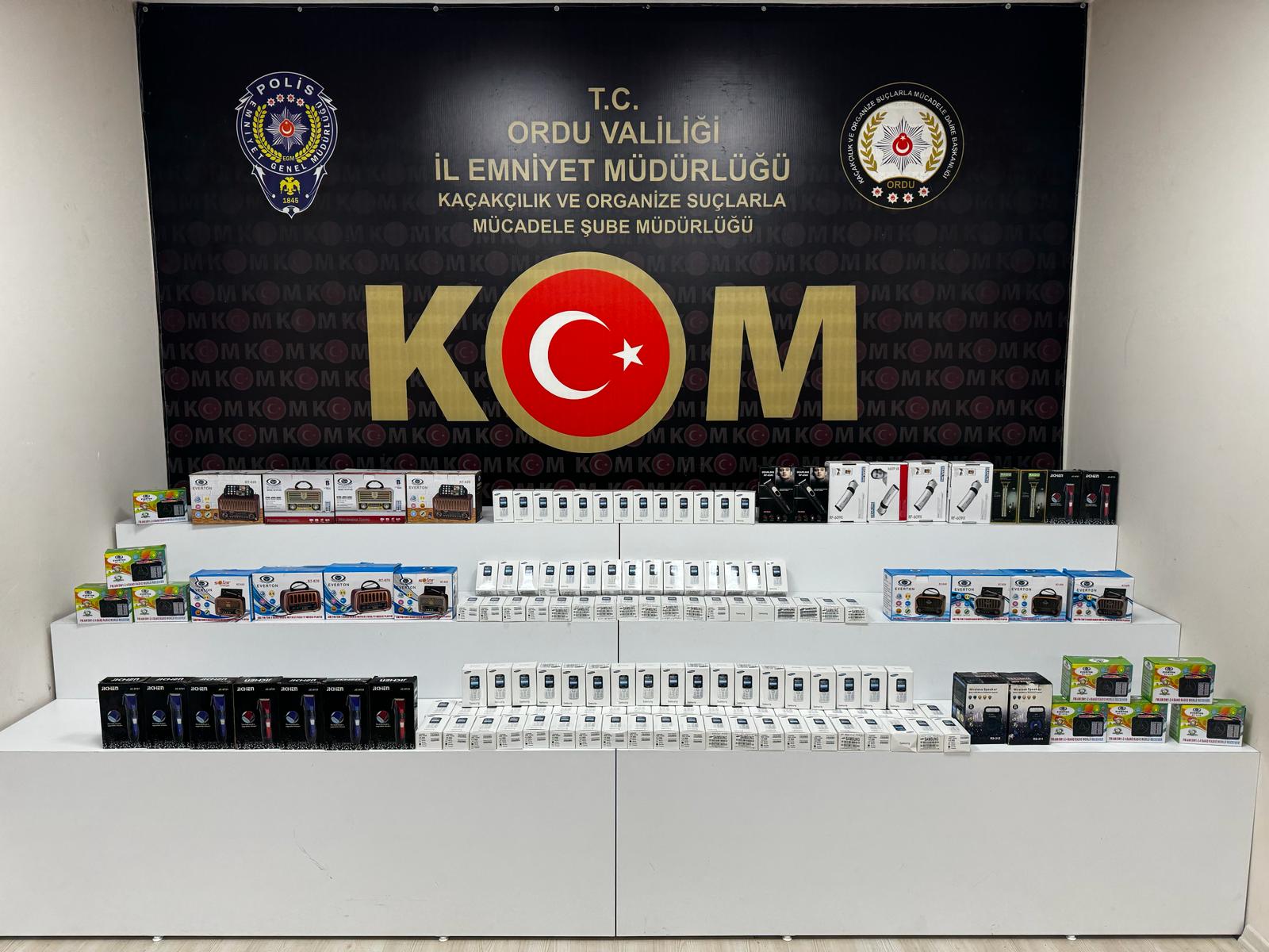 KUMRU’DA 106 KAÇAK TELEFON VE ÇOK SAYIDA ELEKTRONİK EŞYA ELE GEÇİRİLDİ