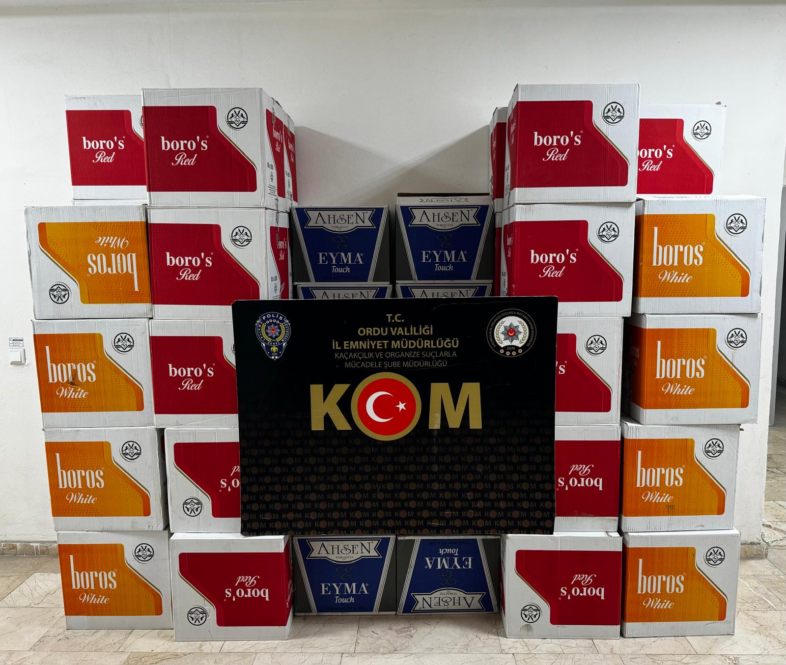 KARŞIYAKA’DA ARAÇ İÇİNDE BİNLERCE KAÇAK MAKARON ELE GEÇİRİLDİ