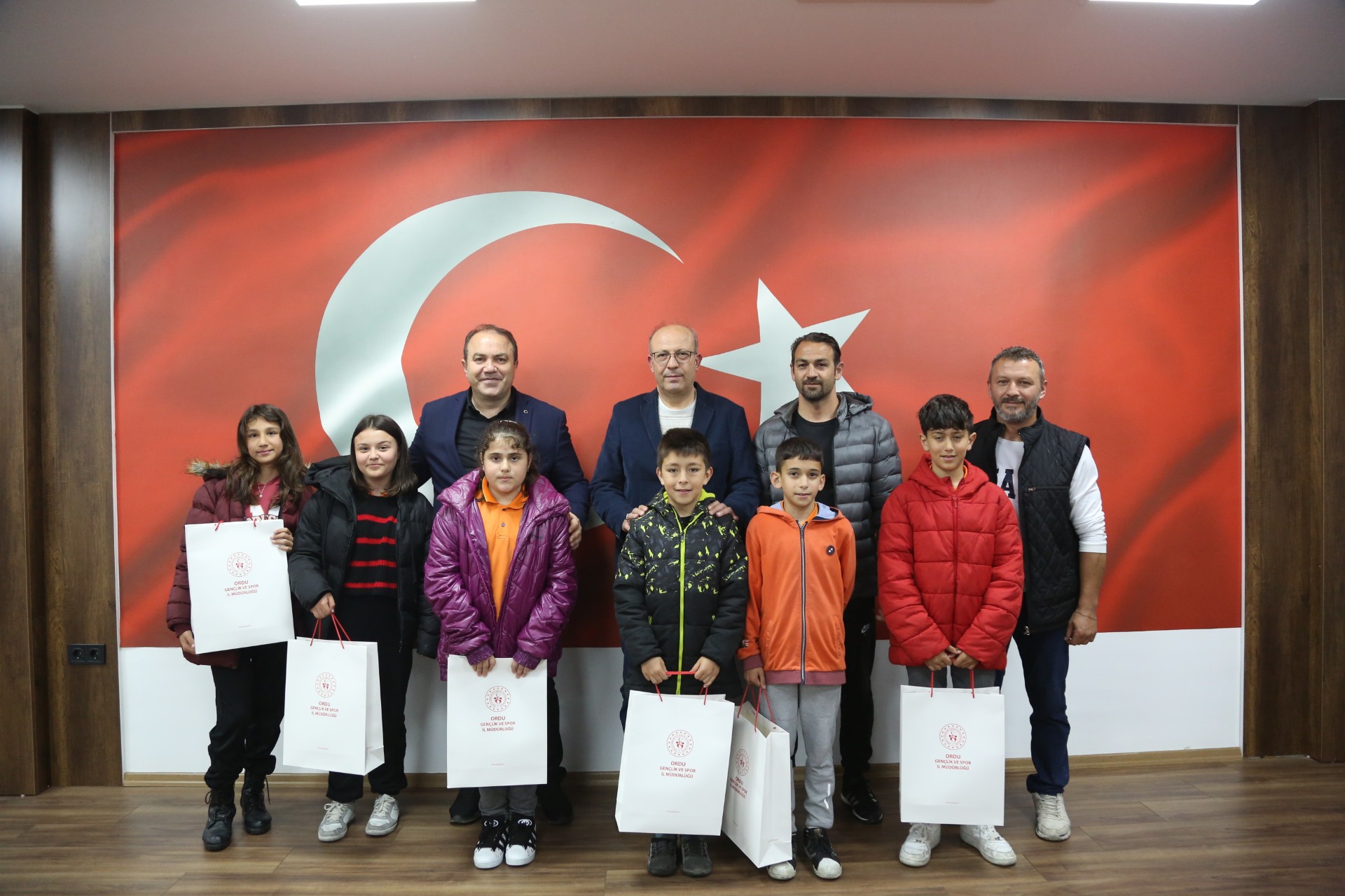 ŞAMPİYON BAYADI ORTAOKULU FLOOR CURLİNG TAKIMINDAN GENÇ’E ZİYARET