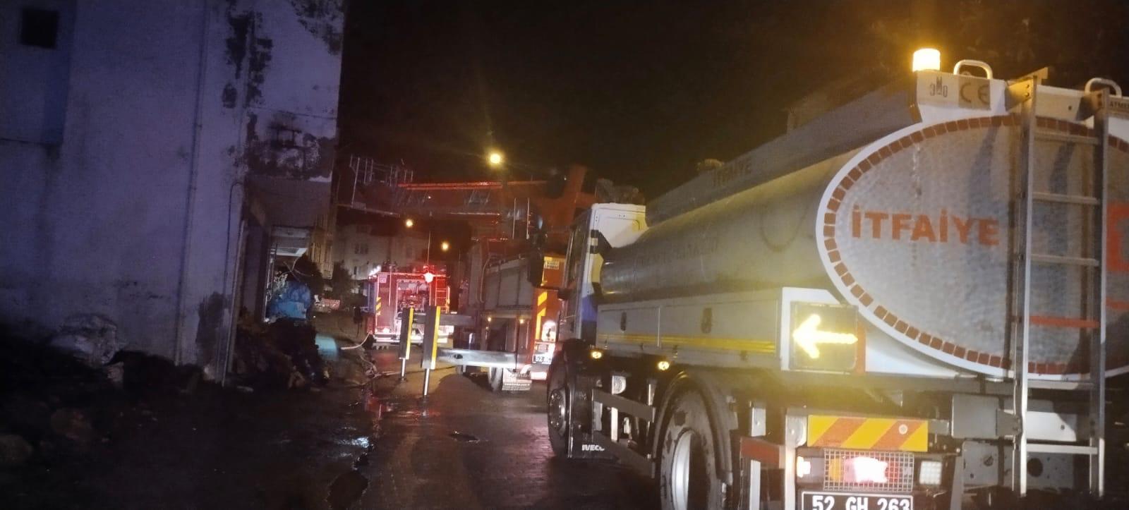 FATSA’DAKİ YANGIN KONTROL ALTINA ALINDI. YAŞLI ADAM SAĞ OLARAK KURTARILDI.