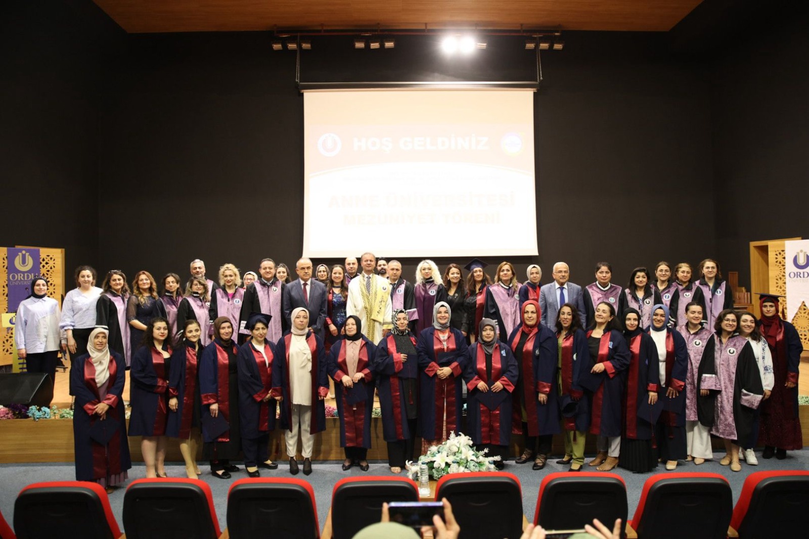 ANNE ÜNİVERSİTESİ ÖĞRENCİLERİ MEZUN OLDU