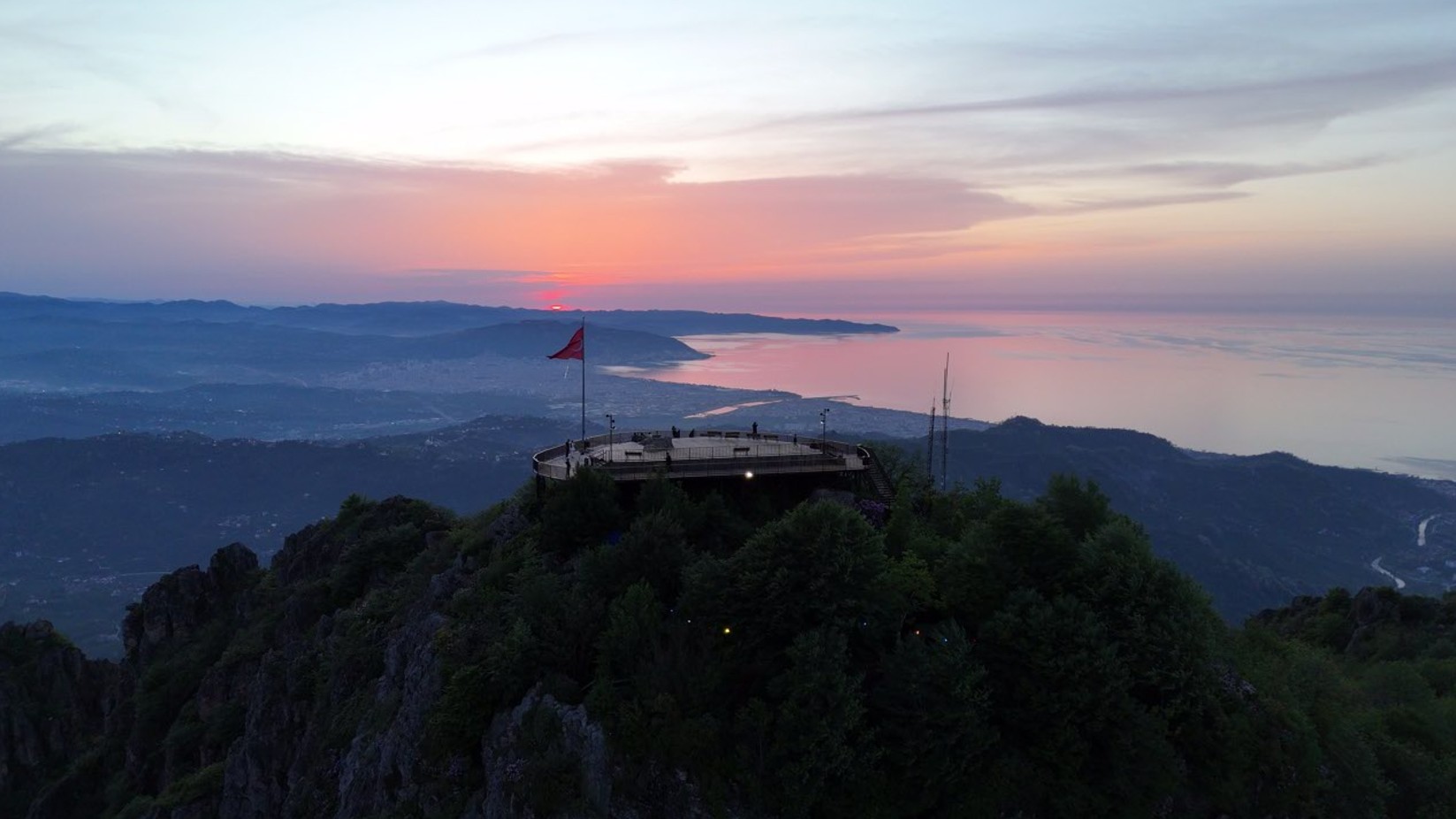 YOROZ’UN GECE MANZARASI HAYRAN BIRAKTI