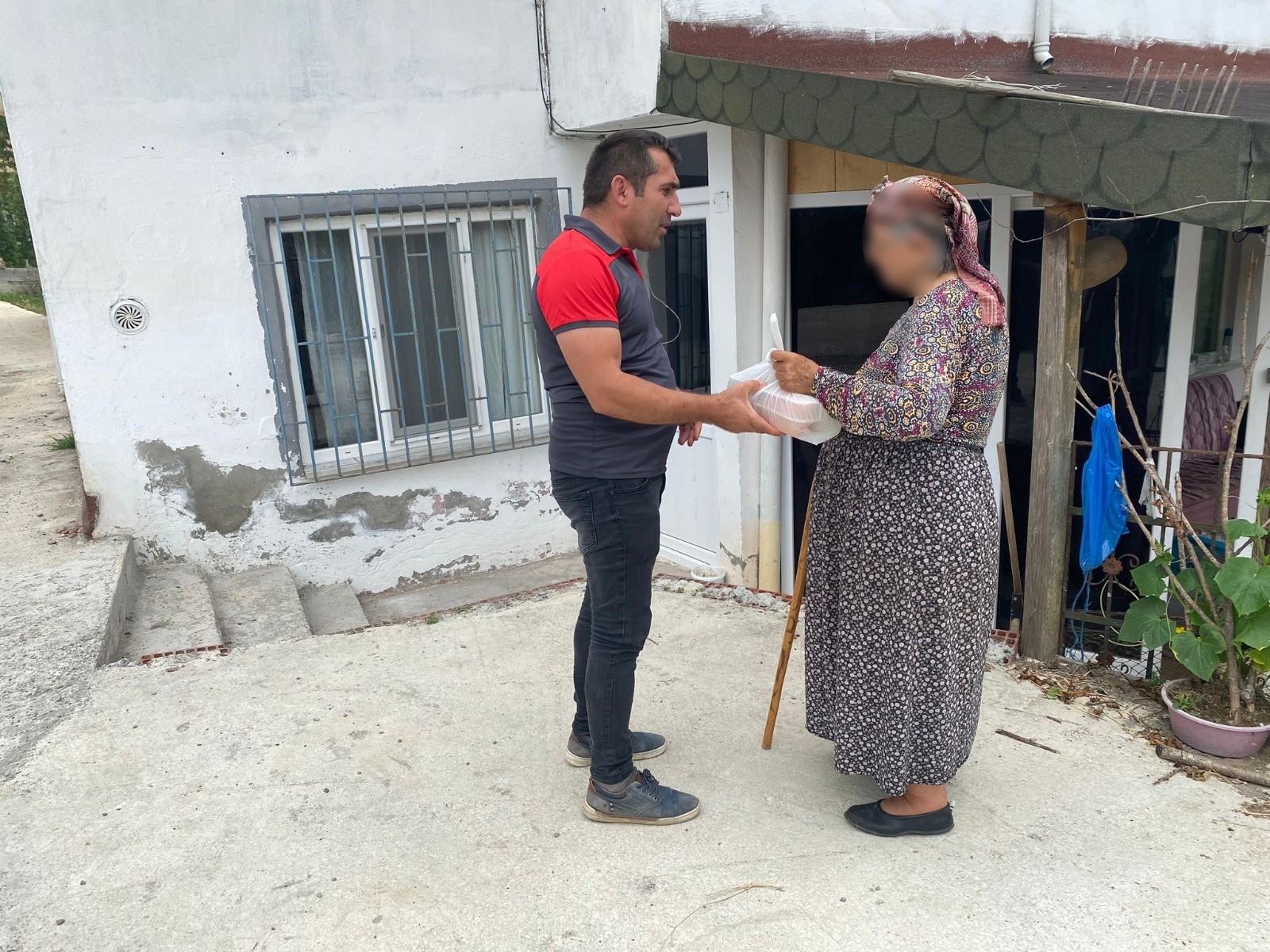 BUHARALI ŞAKİR EFENDİ AŞEVİ HER GÜN 2 BİN KİŞİYE ÜCRETSİZ YEMEK DAĞITIYOR