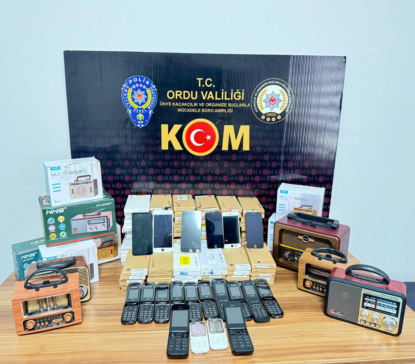 ÜNYE’DE 4 İŞYERİNDE 14 KAÇAK CEP TELEFONU VE ÇOK SAYIDA EMTİA ELE GEÇİRİLDİ