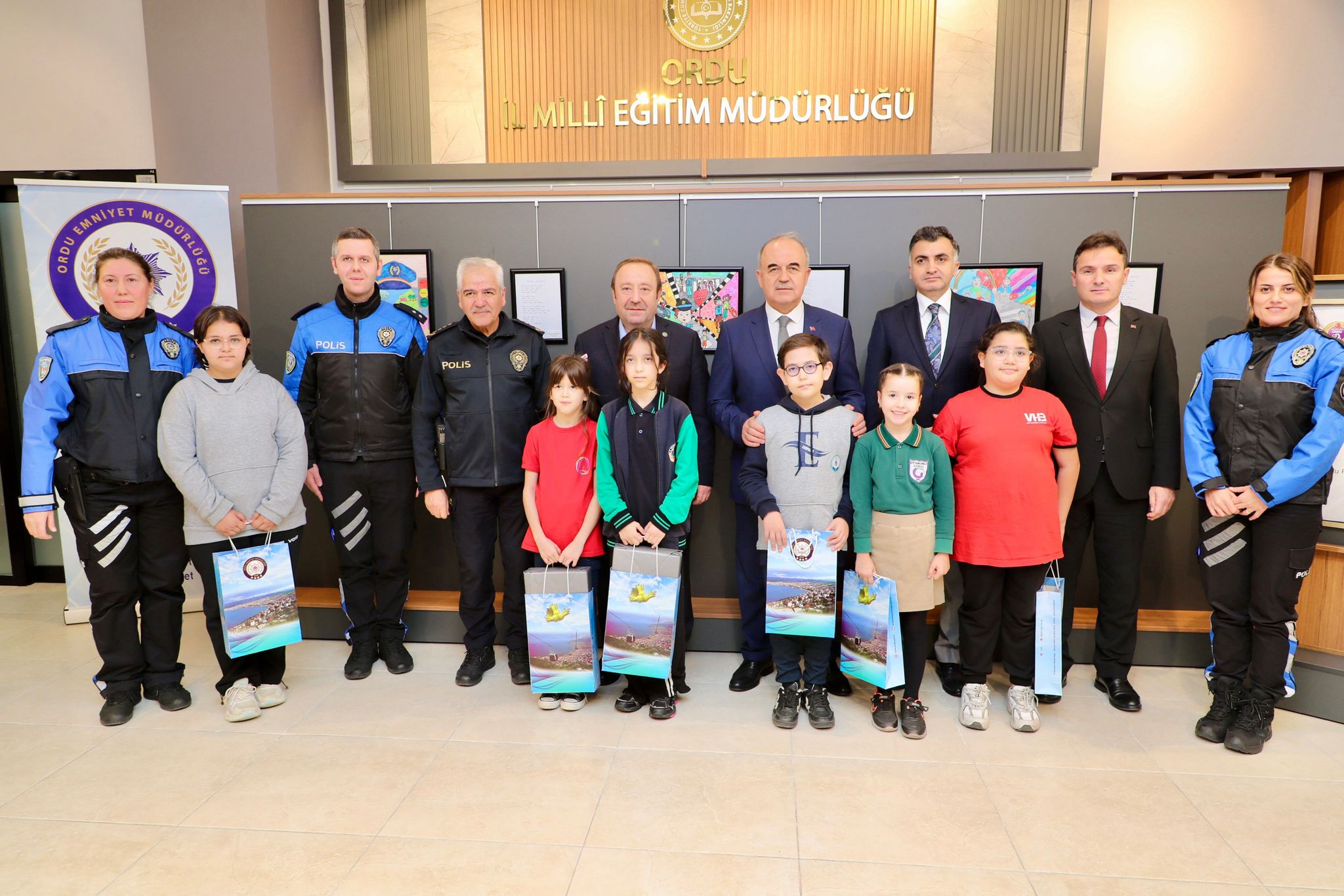 Vali Erol, “ Huzurlu Şehrin Bilgili Gençleri” Projesi Kapsamında Düzenlenen Ödül Törenine Katıldı