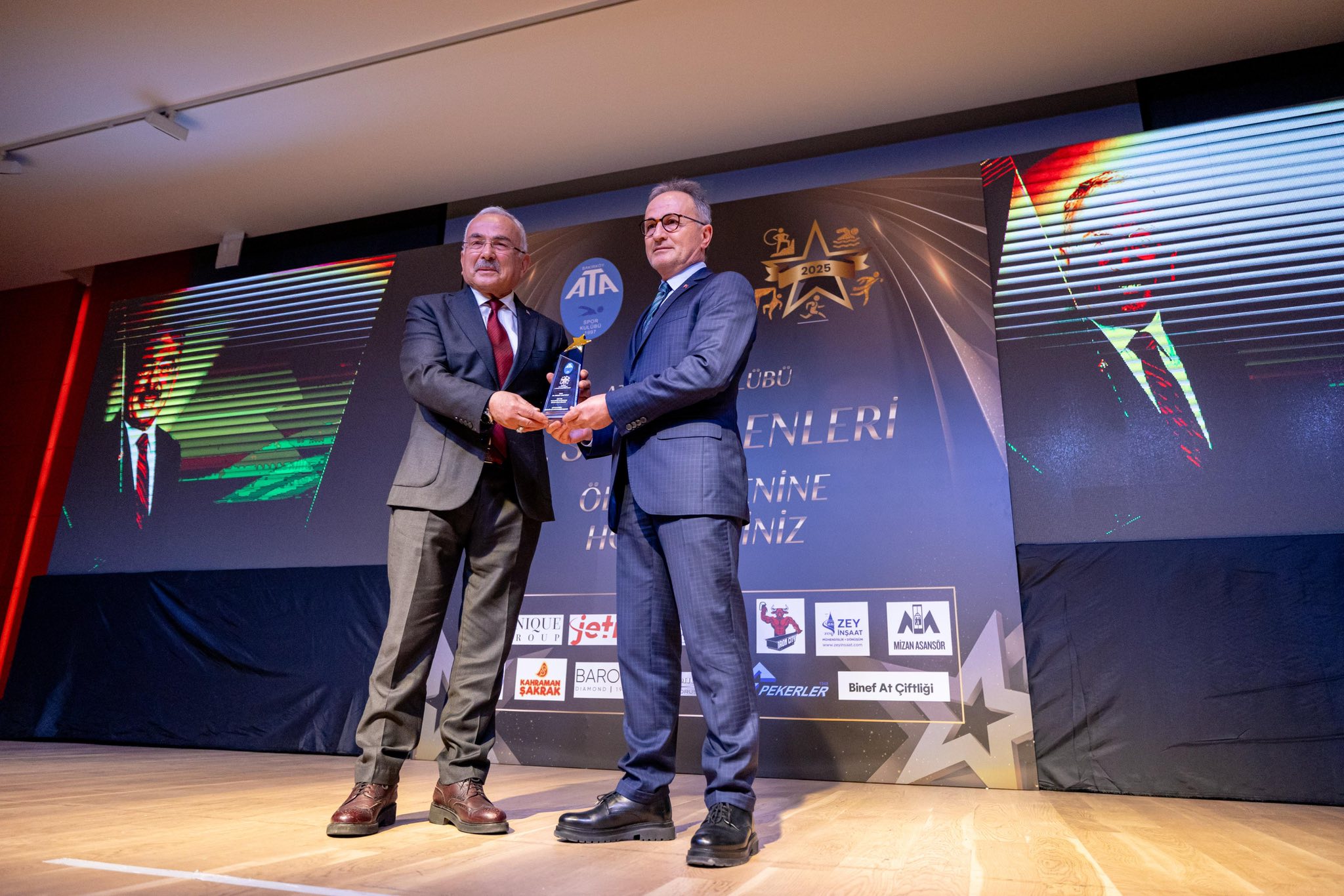 “SPORA VE SPORCUYA DESTEK VEREN YÖNETİCİ” ÖDÜLÜ BAŞKAN GÜLER’İN