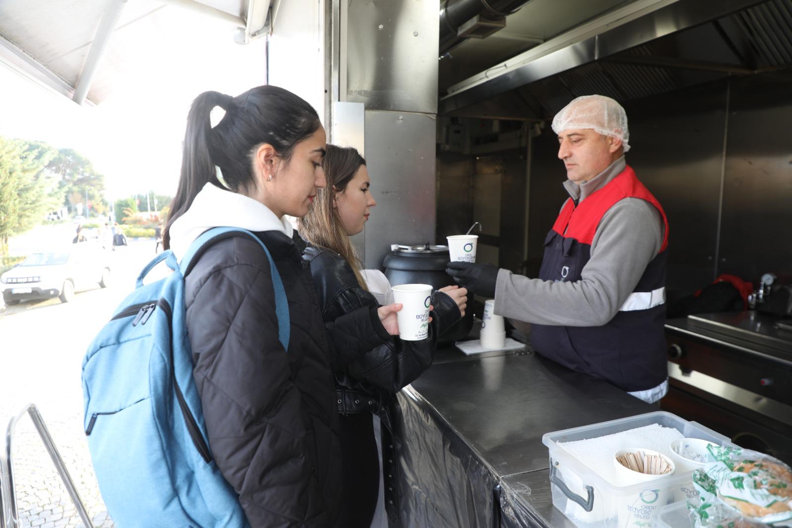 ÜNİVERSİTEDE SICAK ÇORBA İKRAMI BAŞLADI